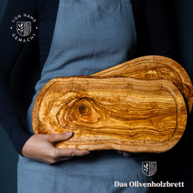 Servierbrett aus Olivenholz mit Saftrille im Naturschnitt